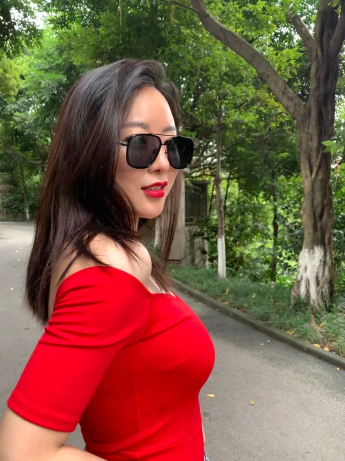 红衣时髦少妇图片 3