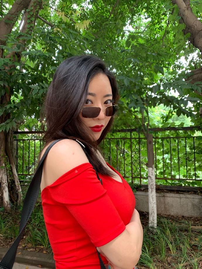 红衣时髦少妇图片 5