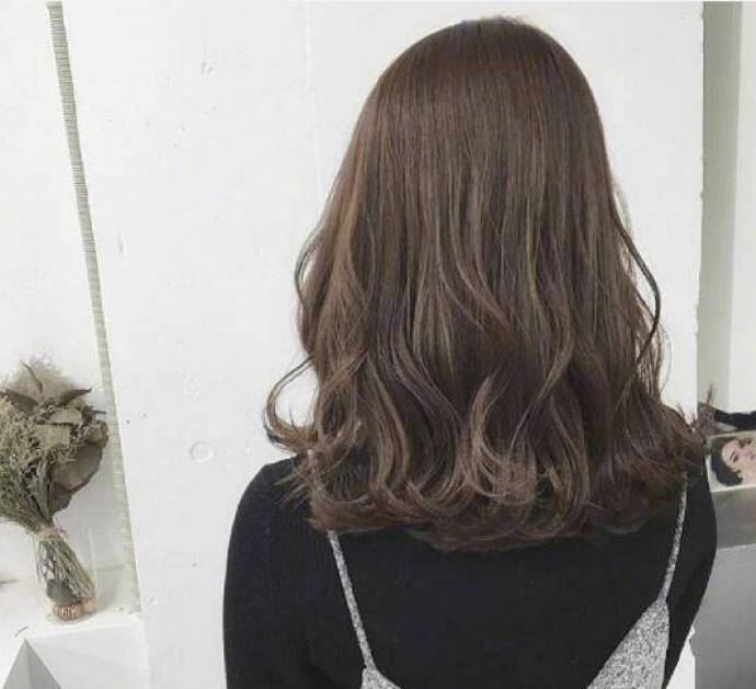 慵懒感微卷长发发型图片 女生背影图片 4