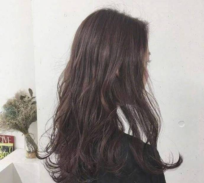 慵懒感微卷长发发型图片 女生背影图片 5