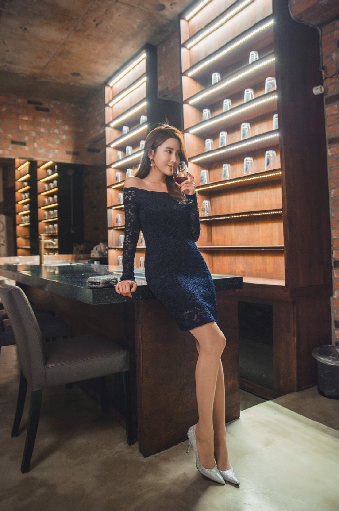 蓝色紧身连衣裙气质美女图片 9