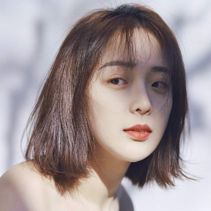 短发姑娘的白色婚纱图片