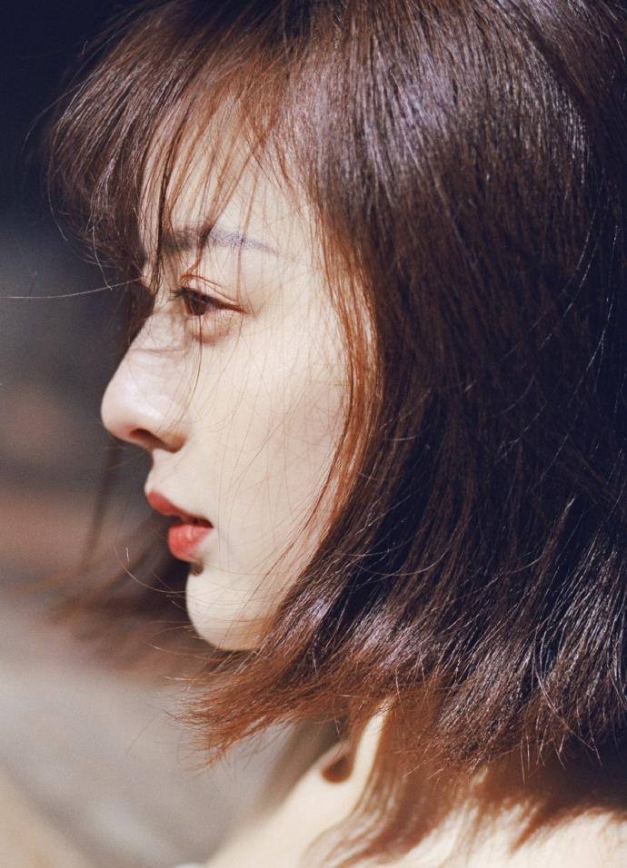 短发姑娘的白色婚纱图片 5