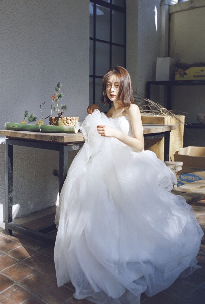短发姑娘的白色婚纱图片 6