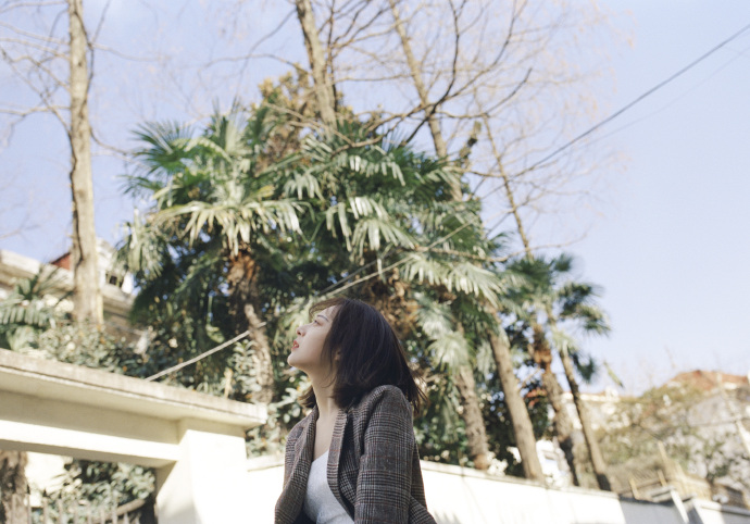 短发姑娘的白色婚纱图片 8