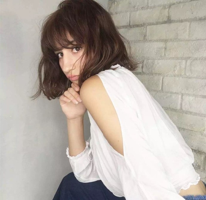微卷短发美女发型图片