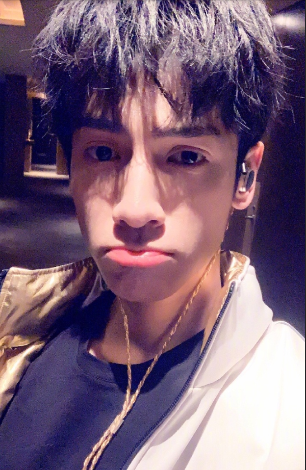 内地男明星罗云熙帅气图片 10