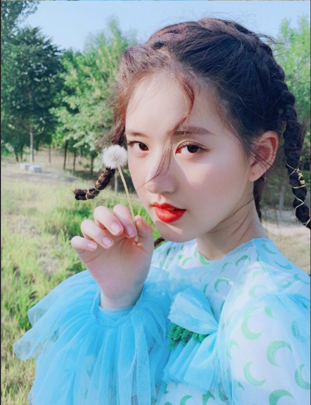 可爱到冒泡的清纯美女赵露思图片 2