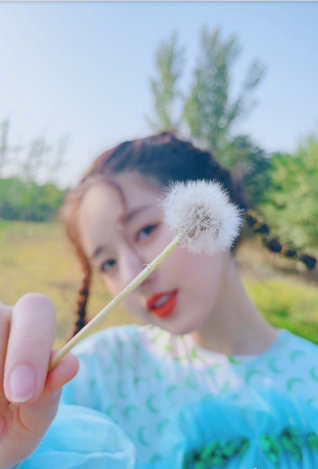 可爱到冒泡的清纯美女赵露思图片 3