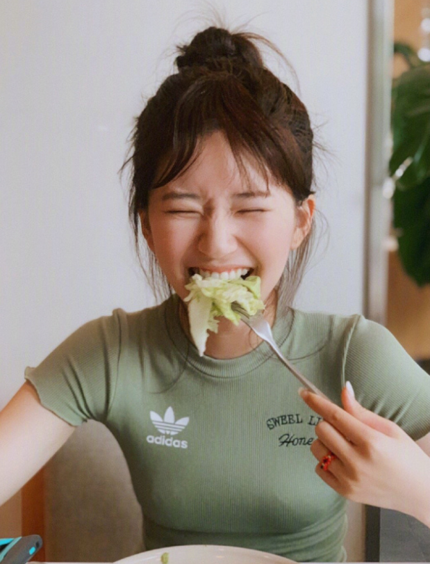 可爱到冒泡的清纯美女赵露思图片 8