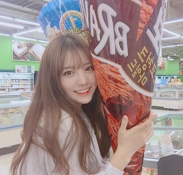 软萌的咖啡色长卷发美女头像图片