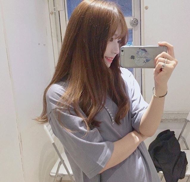 软萌的咖啡色长卷发美女头像图片 2