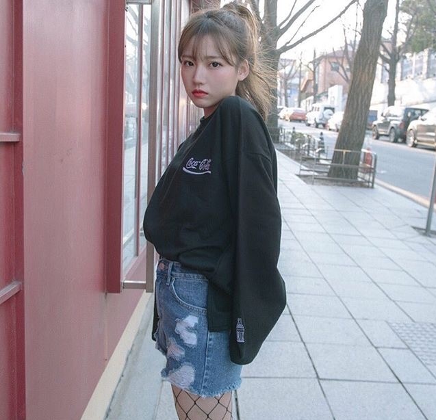 软萌的咖啡色长卷发美女头像图片 3