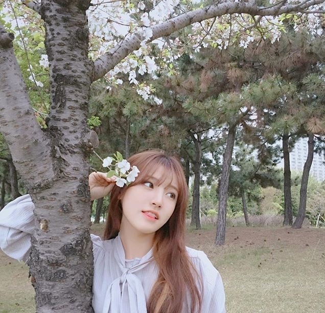 软萌的咖啡色长卷发美女头像图片 5