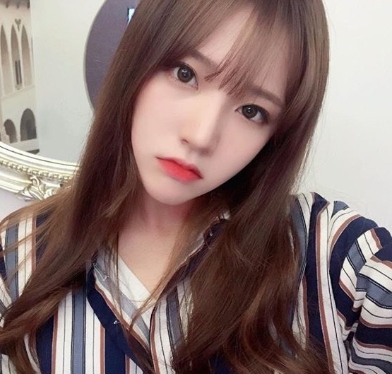 软萌的咖啡色长卷发美女头像图片 6