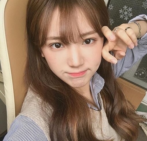软萌的咖啡色长卷发美女头像图片 7
