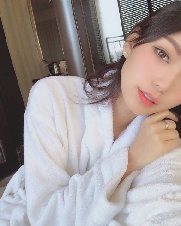 大眼美女空姐自拍照图片