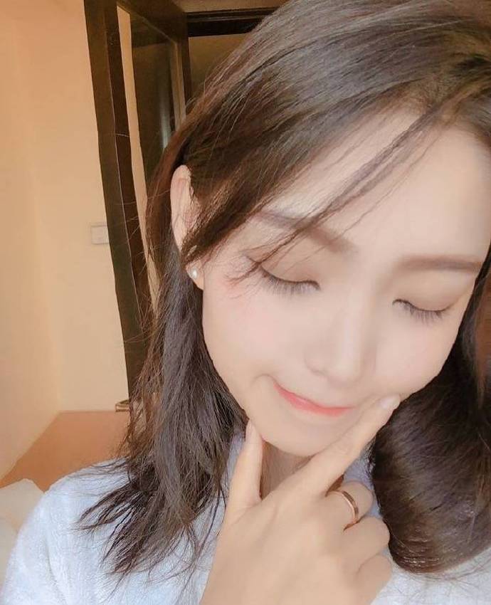 大眼美女空姐自拍照图片 4