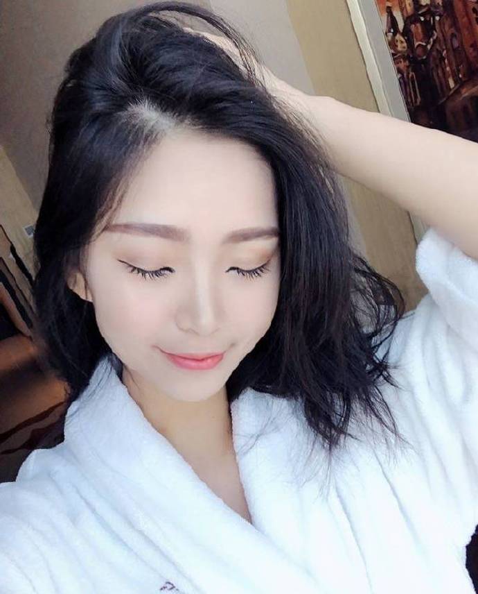 大眼美女空姐自拍照图片 8