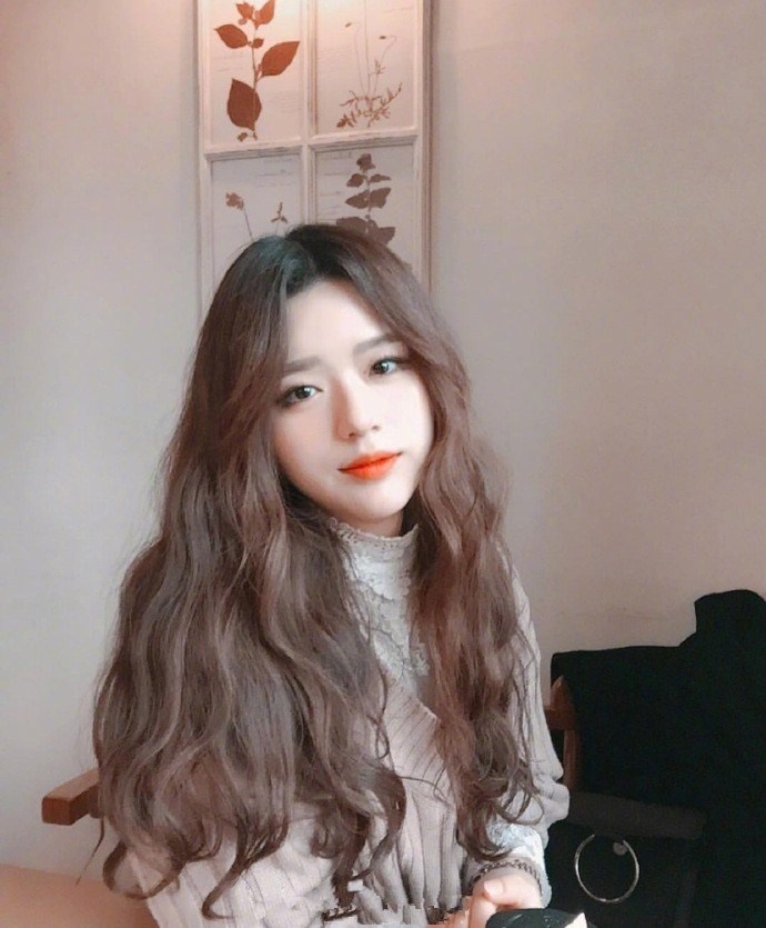 蜜茶色甜系少女波浪卷发发型图片 好看的美女图