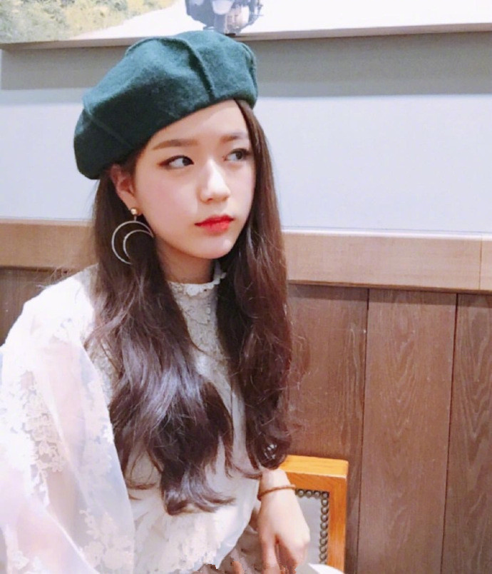 蜜茶色甜系少女波浪卷发发型图片 好看的美女图 3