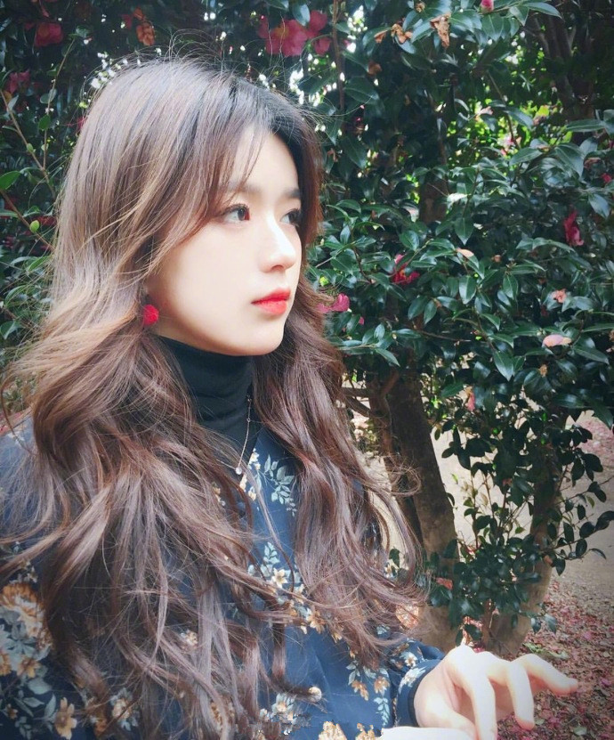 蜜茶色甜系少女波浪卷发发型图片 好看的美女图 8