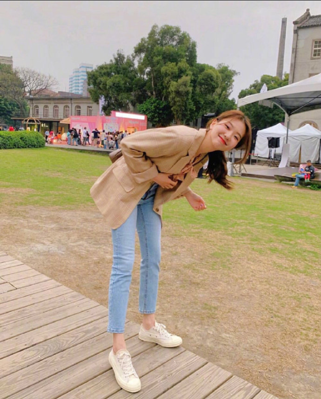 清纯美女图片 夏末初秋元气少女穿搭 7