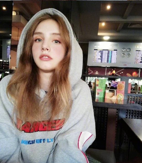 俄罗斯美少女Vanillllaicecream自拍照图片 6