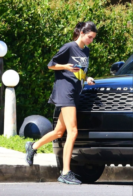 欧美美女图片 欧美模特肯豆Kendall Jenner驾车外出 7