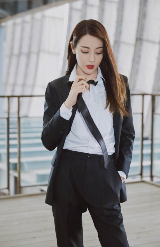 新疆美女图片 内地女明星迪丽热巴西服帅气图片 2