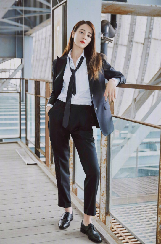 新疆美女图片 内地女明星迪丽热巴西服帅气图片 3