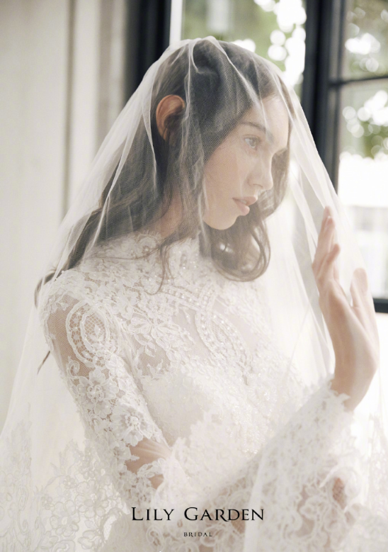 新娘婚纱搭配专有的头纱图片 3