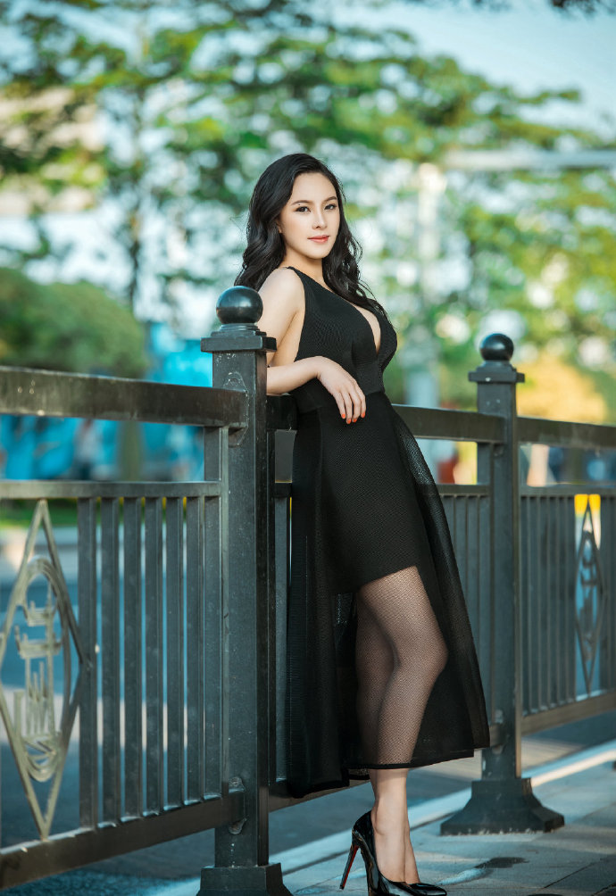 气质美女厉雯娜白嫩乳沟图片 2