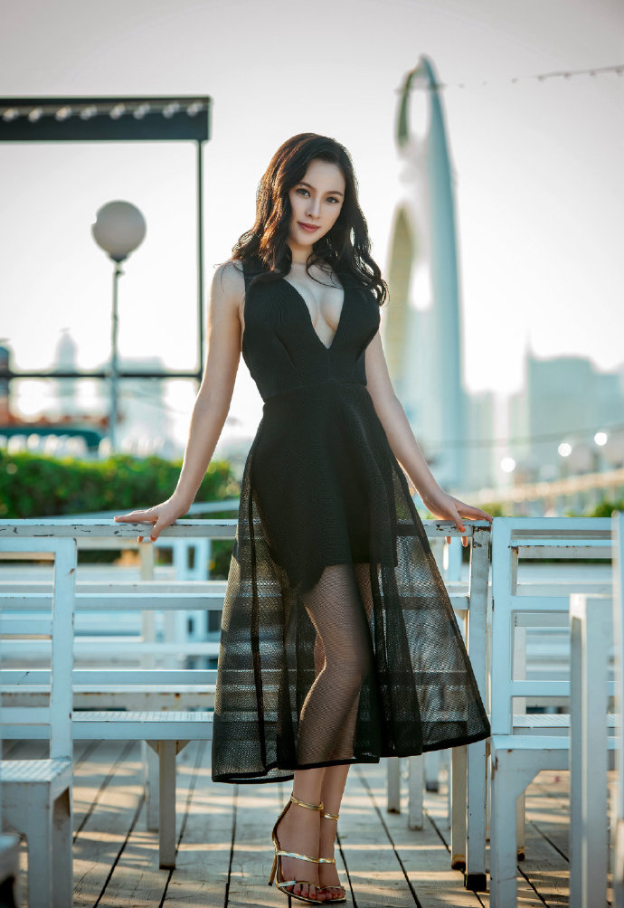 气质美女厉雯娜白嫩乳沟图片 8