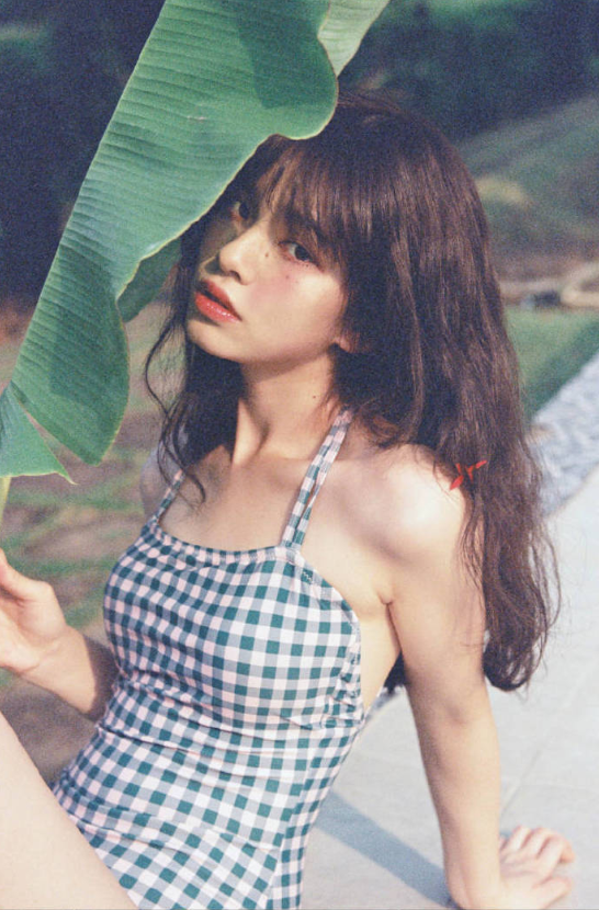 蓝格子穿泳衣美女图片 2