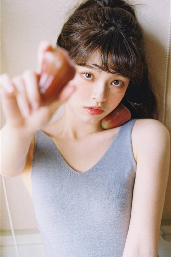 蓝格子穿泳衣美女图片 3