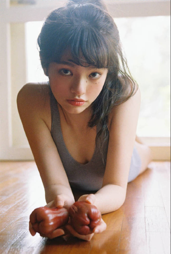 蓝格子穿泳衣美女图片 4