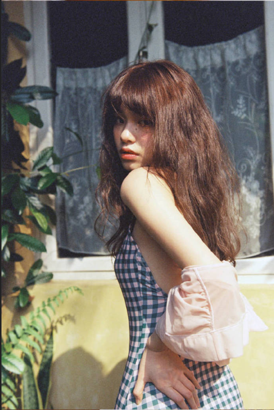蓝格子穿泳衣美女图片 5
