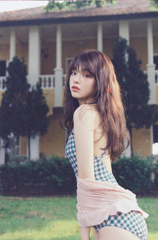 蓝格子穿泳衣美女图片 6