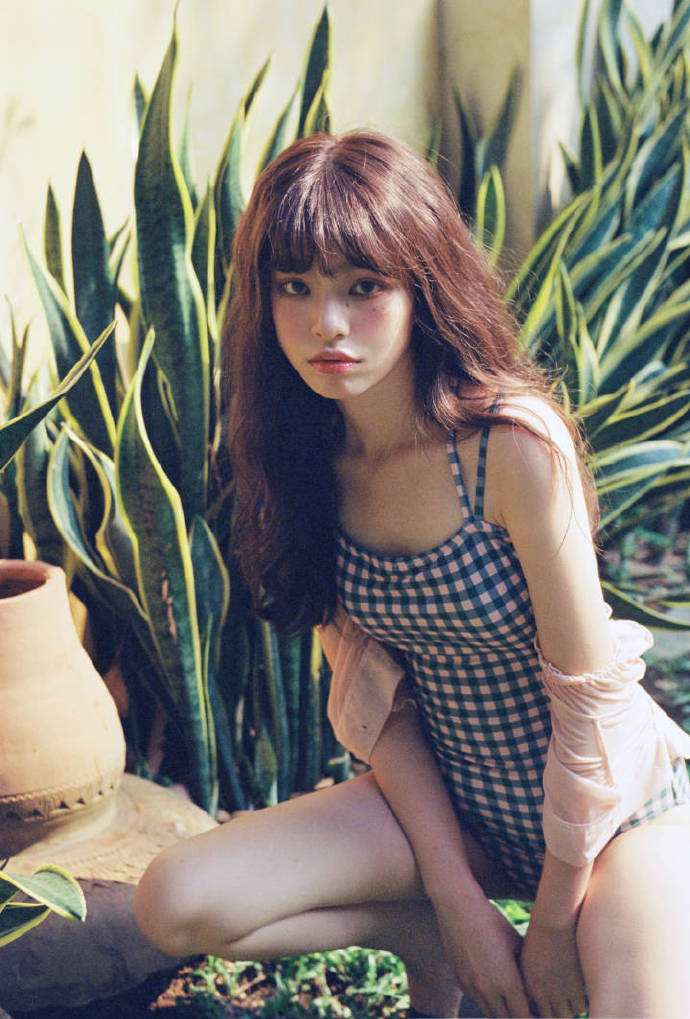 蓝格子穿泳衣美女图片 7