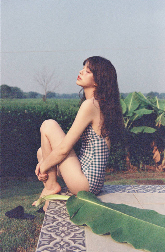 蓝格子穿泳衣美女图片 8