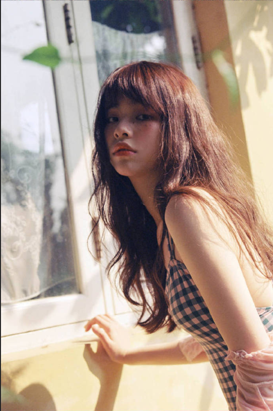 蓝格子穿泳衣美女图片 9