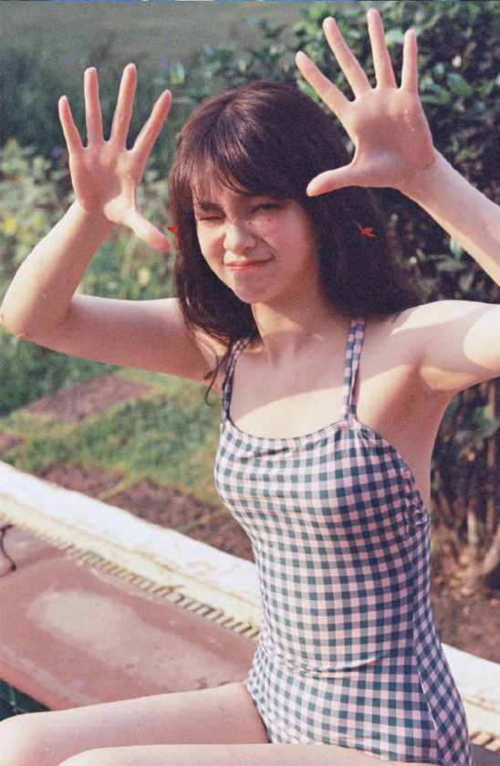 蓝格子穿泳衣美女图片 10
