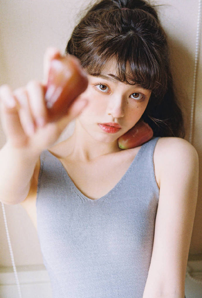 蓝格子穿泳衣美女图片 11