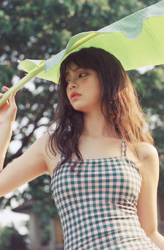 蓝格子穿泳衣美女图片 12