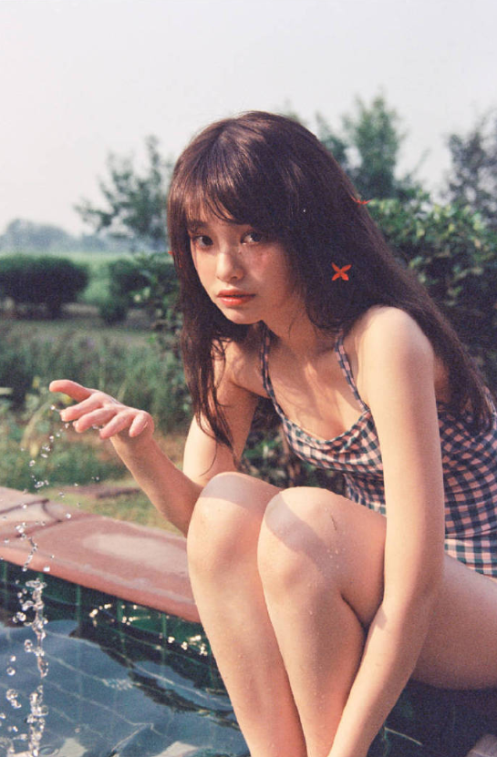 蓝格子穿泳衣美女图片 13