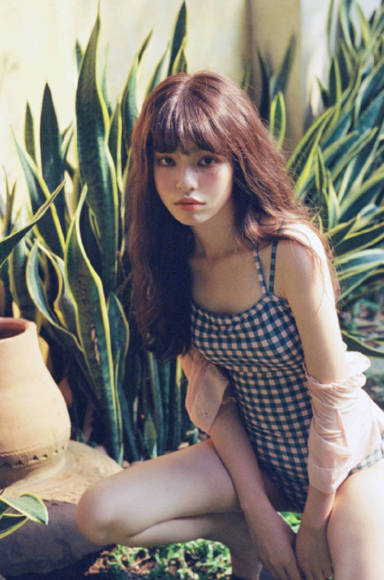 蓝格子穿泳衣美女图片 14
