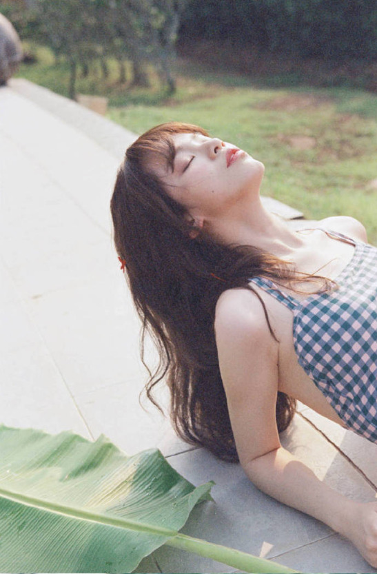 蓝格子穿泳衣美女图片 15