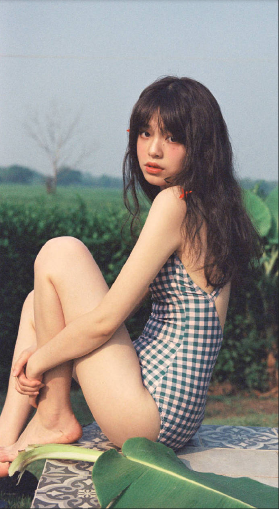 蓝格子穿泳衣美女图片 16