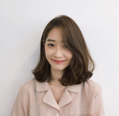 成熟优雅的三七分八字刘海气质美女图片